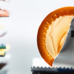 3. Jehněčí kůže. Zřejmě nejkontroverznější položka v seznamu. Podle uživatelů je v nich prožitek intenzivnější. Protože jsou ale vyrobeny z přírodního materiálu, obsahují póry – a tedy nechrání tak dobře. Proniknou jimi viry i spermie. Eko varianta pro všechny, kteří si uvědomují rizika.