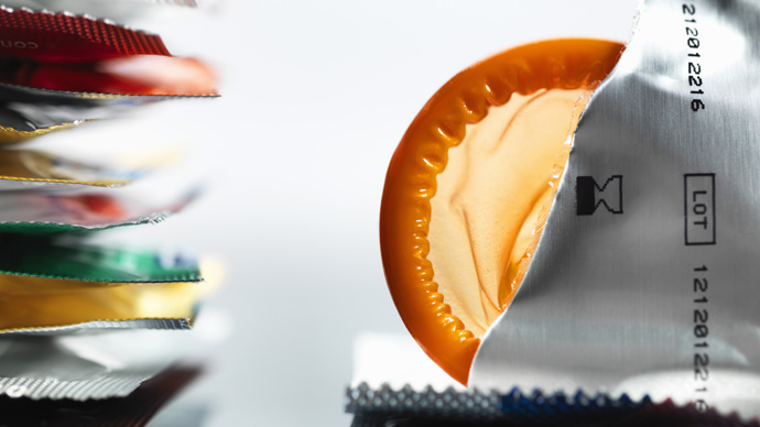 3. Jehněčí kůže. Zřejmě nejkontroverznější položka v seznamu. Podle uživatelů je v nich prožitek intenzivnější. Protože jsou ale vyrobeny z přírodního materiálu, obsahují póry – a tedy nechrání tak dobře. Proniknou jimi viry i spermie. Eko varianta pro všechny, kteří si uvědomují rizika.