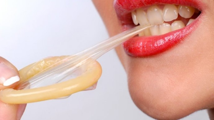 5. Ženský kondom. Nepíše se o nich tolik jako o pánských. Z prostého důvodu – kvůli obtížnějšímu zavedení vykazují horší efektivnost. Až pětina žen otěhotní nebo se nakazí sexuálně přenosnou chorobou kvůli špatné aplikaci. Pokud se ale povede, zabrání všemu nežádoucímu na 95 %. Ženám dává kontrolu nad sexuálně přenosnými chorobami. A navíc si jej mohou aplikovat až 8 hodin před milováním.