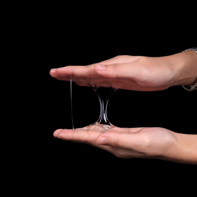 6. Lubrikovaný kondom. Gynekologové lubrikanty opěvují. Nejenže usnadní průnik, ale zamezí i protržení a sklouznutí kondomu. A tedy případnému otěhotnění či onemocnění. Pozor však při vlastním kombinování lubrikantu a kondomu. Některá zvlhčovadla, jako dětský či kokosový olej, narušují texturu kondomu. Sáhněte po silikonovém nebo tom na vodní bázi.