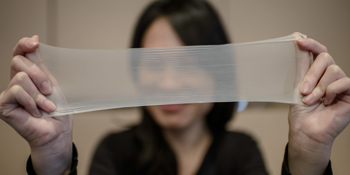 7. Ultra tenký. Idea bezpečného sexu zůstane zachována, stejně jako požitek. Geniální kompromis, že? Ovšem má nepatrná tloušťka vliv na poruchovost? „Většina selhání kondomu plyne z pozdního nasazení nebo srolování, když je dotyčný stále uvnitř,“ upřesnila Steicher. Jde se nakupovat!