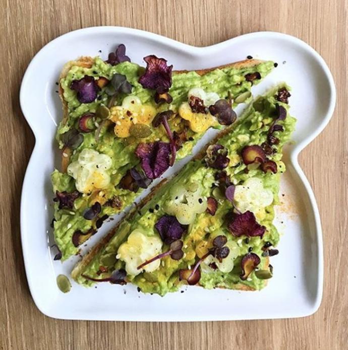 Jarní variace toastu s bylinkami.