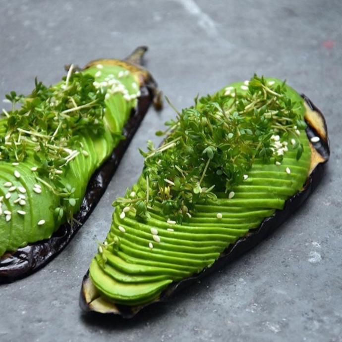 Sváteční variace avokádového toastu na den svatého Patrika.