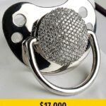 1. Diamantový dudlík. Pokud chcete své ratolesti dopřát to nejlepší, pořiďte jí tento dudlík. Je vyrobený ze silikonu, očko z bílého zlata a a je dozdobený 280 diamantíky. Cena: 420 500 Kč.