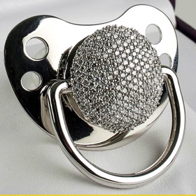 1. Diamantový dudlík. Pokud chcete své ratolesti dopřát to nejlepší, pořiďte jí tento dudlík. Je vyrobený ze silikonu, očko z bílého zlata a  a je dozdobený 280 diamantíky. Cena: 420 500 Kč.