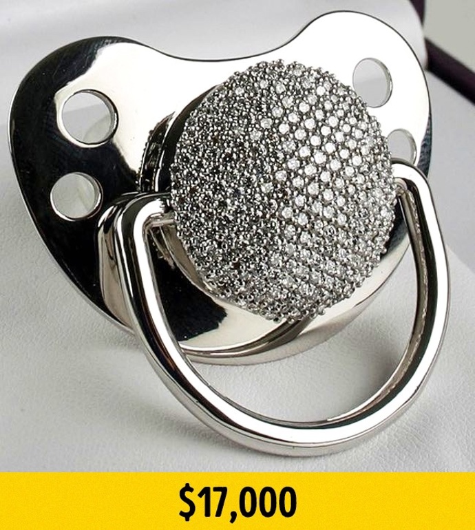 1. Diamantový dudlík. Pokud chcete své ratolesti dopřát to nejlepší, pořiďte jí tento dudlík. Je vyrobený ze silikonu, očko z bílého zlata a  a je dozdobený 280 diamantíky. Cena: 420 500 Kč.