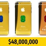 2. Zlatý iPhone. IPhone má dneska každý. Že nesnášíte splynutí s davem? Můžete sáhnout po zlatém. Na důkaz jedinečnost v sobě ještě ukrývá diamant. Cena: 1 200 000 Kč.