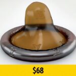 4. Kondom od Louise Vuittona. Chlubíte se „vuittonkou“? Pokud se těšíte pravidelné dávce potěšení a nezapomínáte na ochranu, tento kondom je jediný důstojný do vaší kabelky. Stojí 1 700 Kč. Ano, jeden.