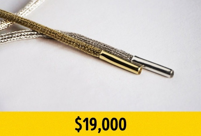 9. Zlaté tkaničky. Ještě aby vám je poslíček nedonesl až na verandu za 470 000 Kč, že ano?