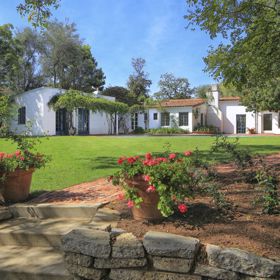 „Procházíte-li domem a pozemkem, okamžitě vám učarují svým klidem a útulností,“ uvedla agentka Lisa Optican serveru Curber L.A.