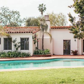 Přízemní vila se rozkládá na pozemku s rozlohou 2 137 metrů čtverečních a nachází se na konci slepé ulice v části Brentwood v Los Angeles.