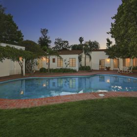 Kupci nemovitosti připadne i zapuštěný bazén.