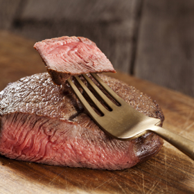 5. Červené maso. Umíte-li se držet zkrátka (myšleno 100 g masa max.), nemusíte se stárnoucích vlastností červeného masa bát. V opačném případě může zanítit kůži a podepsat se nejen na vašem zdraví, ale i vzhledu. Větší volnost v konzumaci masa mají milovníci kuřecích nebo krocaních prsou.