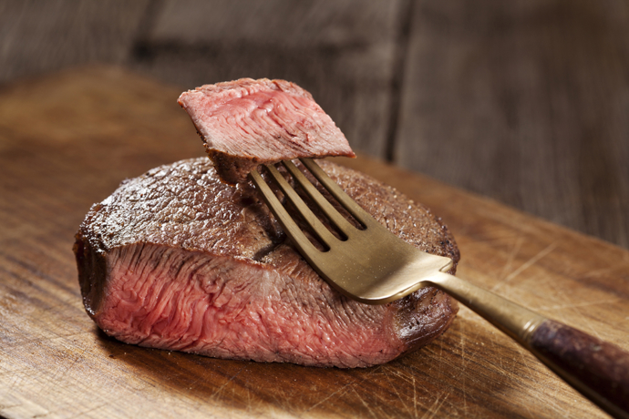 5. Červené maso. Umíte-li se držet zkrátka (myšleno 100 g masa max.), nemusíte se stárnoucích vlastností červeného masa bát. V opačném případě může zanítit kůži a podepsat se nejen na vašem zdraví, ale i vzhledu. Větší volnost v konzumaci masa mají milovníci kuřecích nebo krocaních prsou.