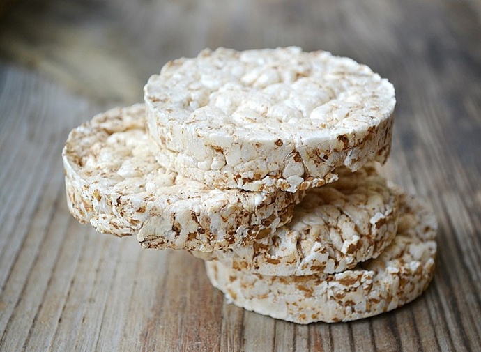 7. Rýžové chlebíčky. Neobsahují mnoho kalorií. Proto je vidíte často chroupat ženy „na dietě“. Ale něco za něco. Zatímco tělu nedodají prakticky žádné živiny, brání těm omlazujícím dělat svou práci. Jezte chytře. Celozrnný chléb nebo krekry doplněné o bílkoviny prospějí vašemu zdraví i figuře víc.