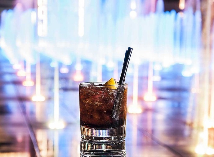 9. Limonády. „Konzumace cukru může urychlit stárnutí,“ připomněl člen Americké dermatologické akademie Ariel Ostad. A o množství cukru v limonádách, jako Coca-Cola nebo Pepsi, se napsalo už mnoho. Osvěžte se vychlazenou ovocnou šťávou bez přísad nebo domácím ledovým čajem.