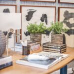 1. Rozmístěte rostliny. „Rostliny jsou úžasným přírodním filtrem negativní energie,“ řekla Scher. Jejich čisticí schopnosti rovněž nemohou být na škodu. Zbavují vzduch jedovatých plynů. A nás chrání před rozvojem nemocí jako astma nebo rakovina.