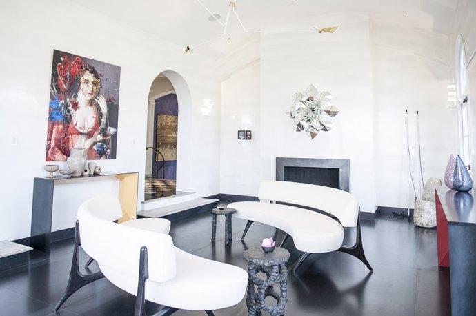 3. Posuňte nábytek. Už malé tahy, jako otočení židle opačným směrem nebo posunutí rostliny, může domov „udělat klidnější a bezpečnější, i když pro to neexistuje žádné vysvětlení“, uvedla terapeutka.