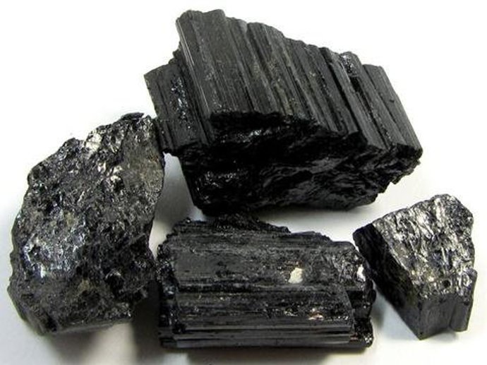 5. Nechte působit krystaly. Jejich léčivým schopnostem věřili už indiánští šamani. Autorka sází na černý turmalín. Rozmístěte jeho krystaly po domě – pomohou rozptýlit kumulované negativno.