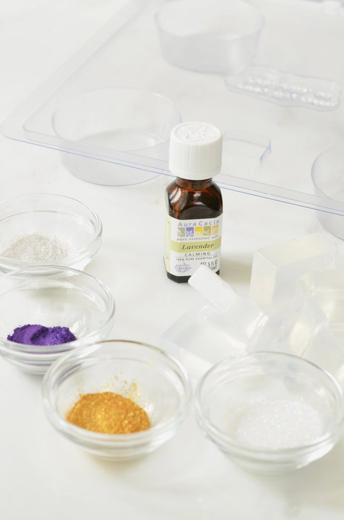 6. Provoňte dům vonným sprejem. Teď nemyslíme ten, který používáte na toaletě. Ale s esenciálními oleji. Čisticími schopnostmi disponuje podle terapeutky levandulový, růžový, pačuli a s vůní kadidla.