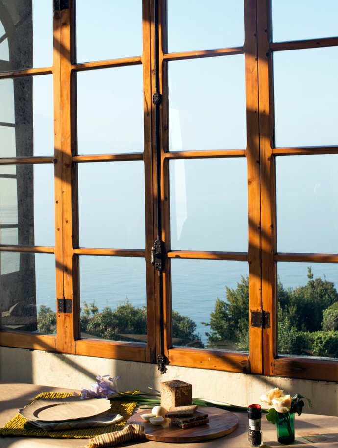 7. Otevřete okna a dveře. Se zavřenými nemůže špatná energie ven. Že je to tak jednoduché? V podstatě ano. „Když se něčeho bojíme nebo se pereme s emocemi, rádi se schováváme,“ tvrdí expertka. „Ale tak se věci nepohnou. Pohyb a proudění čistí energii. Tak otevřete okna a dveře.“