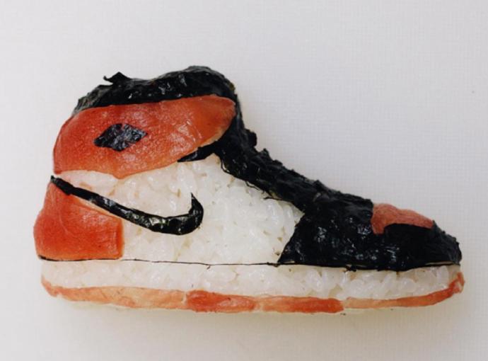 Zdolat maraton v těchto teniskách? To by šlo! Tento Číňan připravuje netradiční sushi