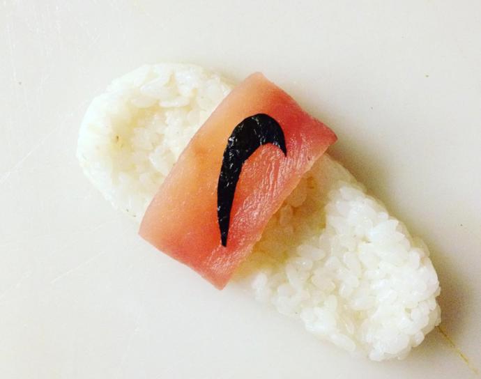 Zdolat maraton v těchto teniskách? To by šlo! Tento Číňan připravuje netradiční sushi