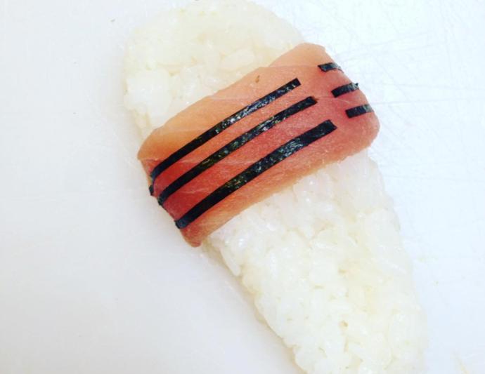 Zdolat maraton v těchto teniskách? To by šlo! Tento Číňan připravuje netradiční sushi