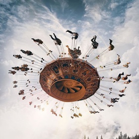 Plachetnice odlétá za pět minut! Jste připraveni? ptá se autor dechberoucích koláží