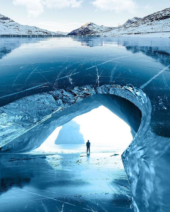 Plachetnice odlétá za pět minut! Jste připraveni? ptá se autor dechberoucích koláží