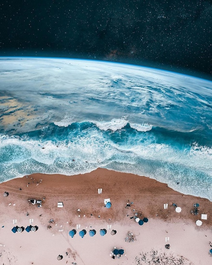 Plachetnice odlétá za pět minut! Jste připraveni? ptá se autor dechberoucích koláží