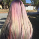 Kolik barev na vlasech máš, tolikrát jsi trendy. Duhová koruna krásy připomíná díla slavných malířů i panenku Barbie