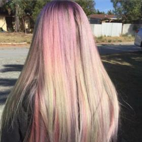 Kolik barev na vlasech máš, tolikrát jsi trendy. Duhová koruna krásy připomíná díla slavných malířů i panenku Barbie