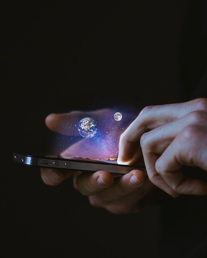 Plachetnice odlétá za pět minut! Jste připraveni? ptá se autor dechberoucích koláží