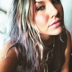 Kolik barev na vlasech máš, tolikrát jsi trendy. Duhová koruna krásy připomíná díla slavných malířů i panenku Barbie