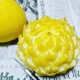 Tancuje nožem po slupce a zanechává dechberoucí umění