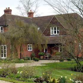 2. Oak Acre. Když se daří, tak se daří. Rodinná firma Party Pieces, prodávající party doplňky, začala vzkvétat. A s tím i životní úroveň Michaela a Carole. Rozhodli se, že si dopřejí větší prostor, a koupili vilu Oak Acre v tudorovském stylu. Stojí poblíž města Bucklebury a manželský pár za ni tehdy dal bezmála 7,7 milionů.