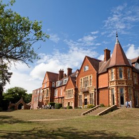 3. St. Andrew’s School. Carole s Michaelem poslali svou dceru na soukromou školu nedaleko vesnice Pangbourne. Tehdy ještě nevěděli, že učinili osudové rozhodnutí. Právě tady v roce 1991 na Kate poprvé zapůsobil svým šarmem princ William. Přijel sem odehrát hokejový zápas za svou školu Ludgrove.