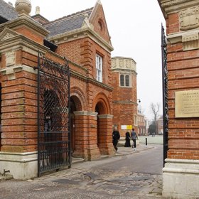 4. Marlborough College. Pro Kate to nejlepší. Středoškolská léta strávila vévodkyně (i její sestra Pippa) na této internátní škole. Dodnes se považuje za jednu z nejexkluzivnějších. A také nejdražších.