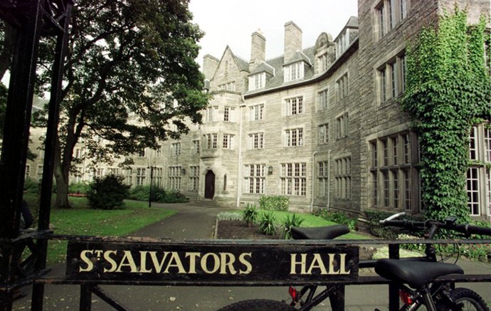 5. University of St. Andrews. Co se zrodilo na St. Andrew’s School, začalo pomalu růst na této skotské univerzitě. Kate první rok bydlela na smíšené koleji St. Salvator’s Hall. A stejně tak princ William. Když ho poprvé po letech potkala, prý „zrudla jako rajče a odcupitala pryč, protože se styděla“. Společně s dalšími dvěma přáteli se následně přestěhovali do bytu mimo kampus v centru města.