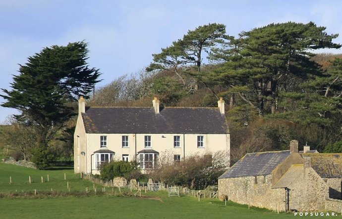 7. Anglesey. Po svatbě v roce 2011 se Kate s Williamem přestěhovali do tohoto farmářského domu na velšském ostrově Anglesey. Pro sebe měli čtyři ložnice, soukromou pláž i dechberoucí výhled na Newboroughský les. Skromná usedlost, viďte? A vzhledem k rozloze poměrně dostupná i pro obyčejné smrtelníky – pár platil měsíční nájemné 23 tisíc korun.