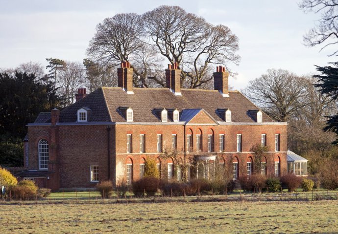 10.  Anmer Hall. Zatím poslední domov již čtyřčlenné rodiny. Anmer Hall je dům s dlouhou historií. Patřil královské rodině od roku 1898 a královna Alžběta ho svému vnukovi darovala v roce 2013. Rodina tu má vše, co potřebuje – a samozřejmě něco navíc. Zmiňme deset ložnic, soukromý plavecký bazén, tenisový kurt a zimní zahradu.