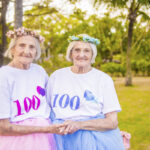 Jednovaječná dvojčata oslavila 100. narozeniny nejroztomilejší fotosérií