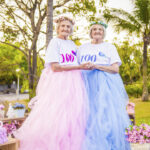 Jednovaječná dvojčata oslavila 100. narozeniny nejroztomilejší fotosérií