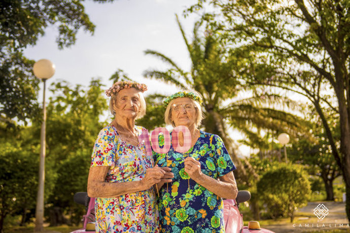 Jednovaječná dvojčata oslavila 100. narozeniny nejroztomilejší fotosérií
