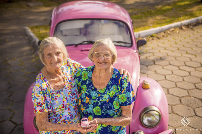 Jednovaječná dvojčata oslavila 100. narozeniny nejroztomilejší fotosérií