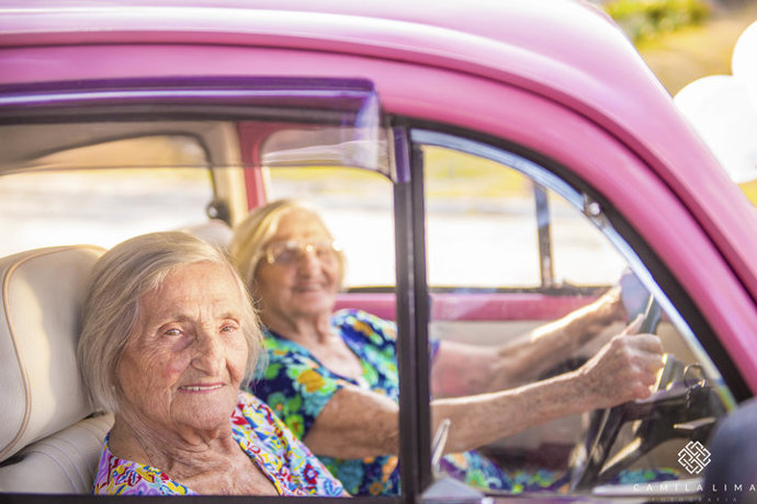 Jednovaječná dvojčata oslavila 100. narozeniny nejroztomilejší fotosérií