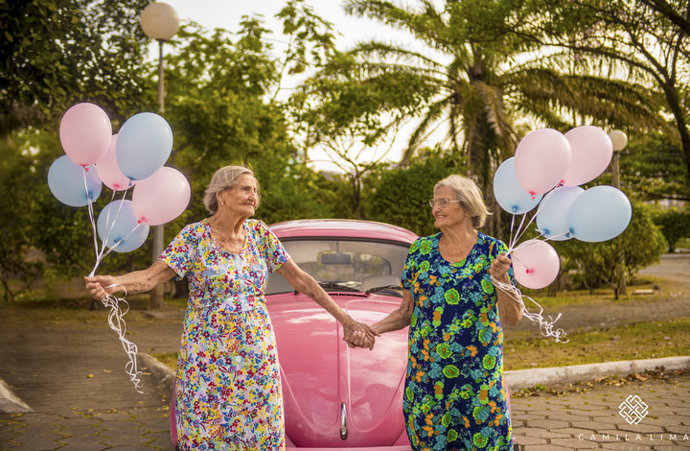 Jednovaječná dvojčata oslavila 100. narozeniny nejroztomilejší fotosérií