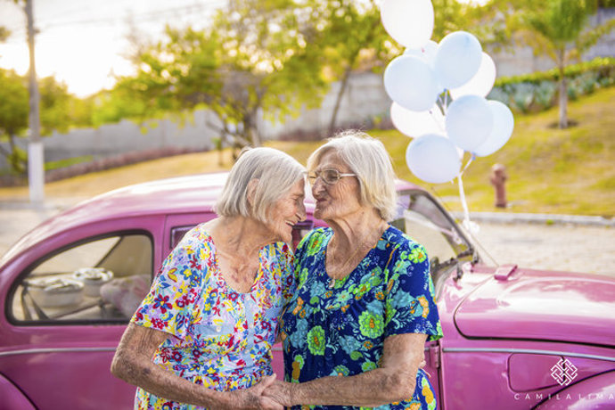 Jednovaječná dvojčata oslavila 100. narozeniny nejroztomilejší fotosérií