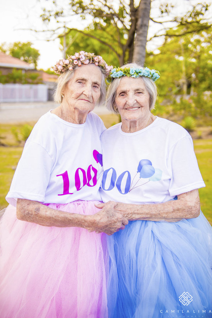 Jednovaječná dvojčata oslavila 100. narozeniny nejroztomilejší fotosérií